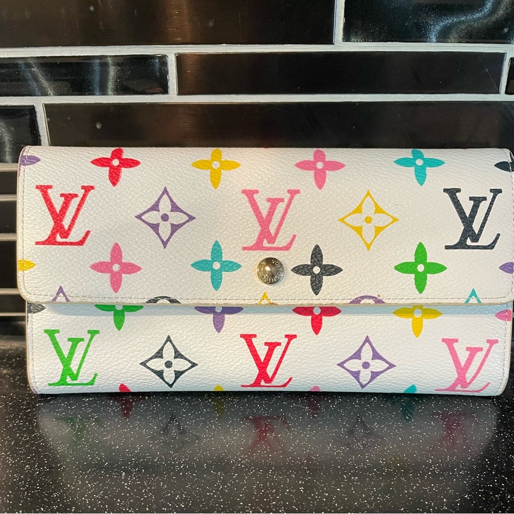 Whit colorful wallet